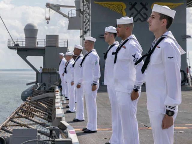 Моряки ВМС США активно дезертируют с военной службы