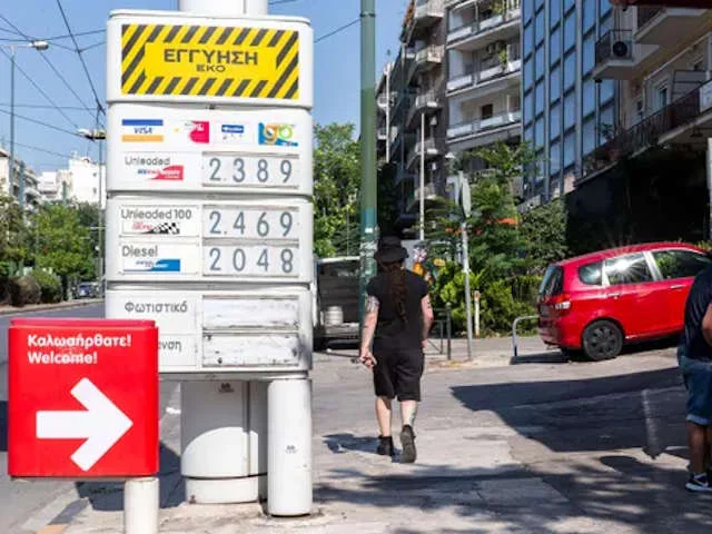 В Греции по телевидению учат сливать бензин с машин, уроки оказались востребованными
