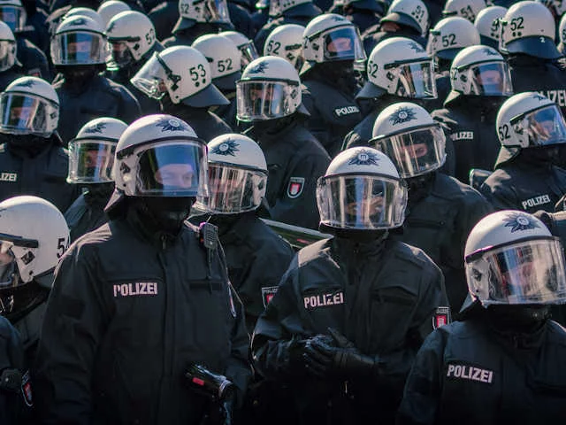 Немецкий чиновник назвал протестующих против ухудшения жизни “врагами государства”, желающими свергнуть власть