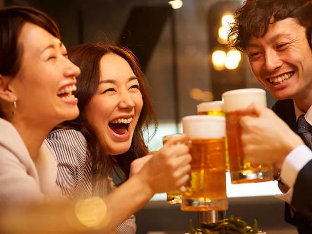 Японские власти специально склоняют людей к алкоголизму, поскольку падают налоги