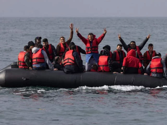 Огромное количество мигрантов на лодках оккупируют Англию
