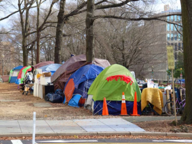 Туристы в шоке от количество лагерей для бездомных в Вашингтоне