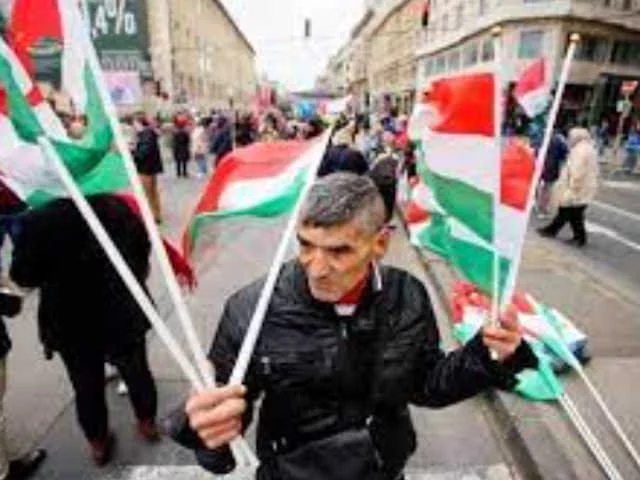 Венгрия и Румыния готовы откусить части у Украины