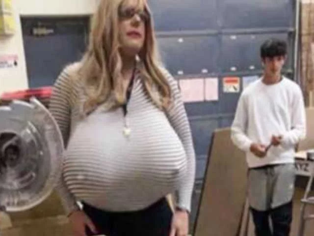 Учительница с гигантской грудью стала возмутительницей спокойствия в колледже