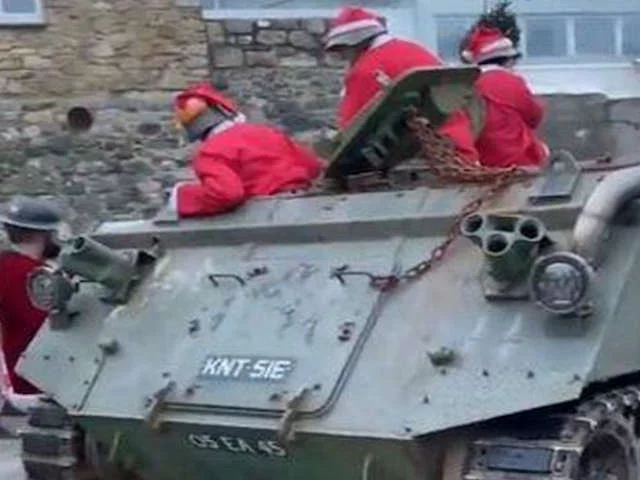 Пьяные "Санта-Клаусы" на БТР в Англии заблокировали деревню