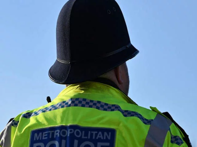Лондонская полиция набирает сотрудников, которые едва могут писать по-английски - зато черные