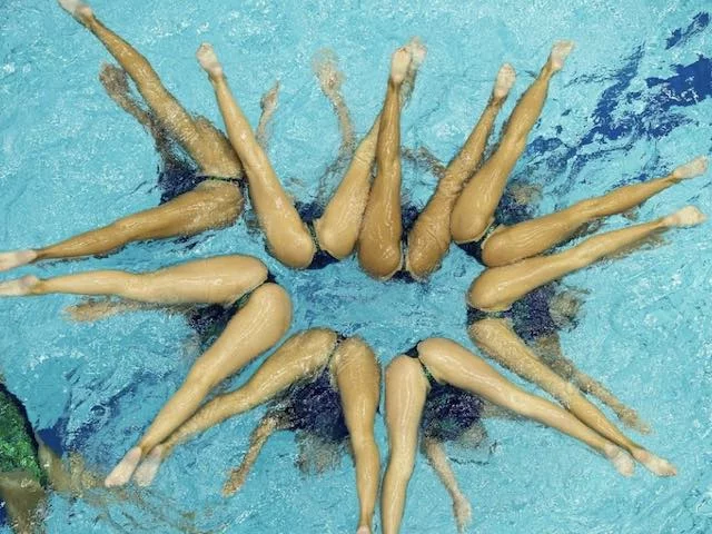 Женщины в синхронном плавании США с мужскими гениталиями