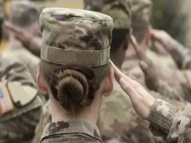 В армии США женщин заставляют принимать душ вместе с мужиками-трансами