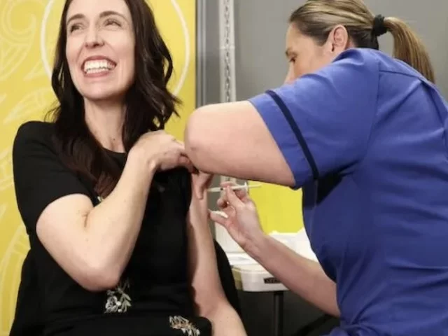 Вакцинаторы в Новой Зеландии опасаются за свою жизнь из-за угроз населения