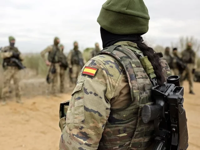 Солдаты-мужики в Испании "меняют" свой пол в меркантильных интересах