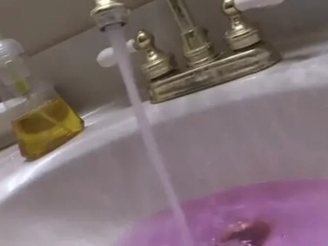 В США из кранов льётся розовая вода