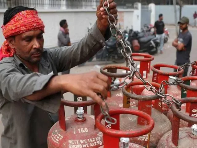 В Индии сметают товары из-за перебоев с поставками газа