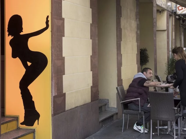 Женщины из интим-индустрии клонируют себя для дальнейшей работы