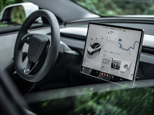 Tesla намеренно обездвижила почти сотню тысяч машин