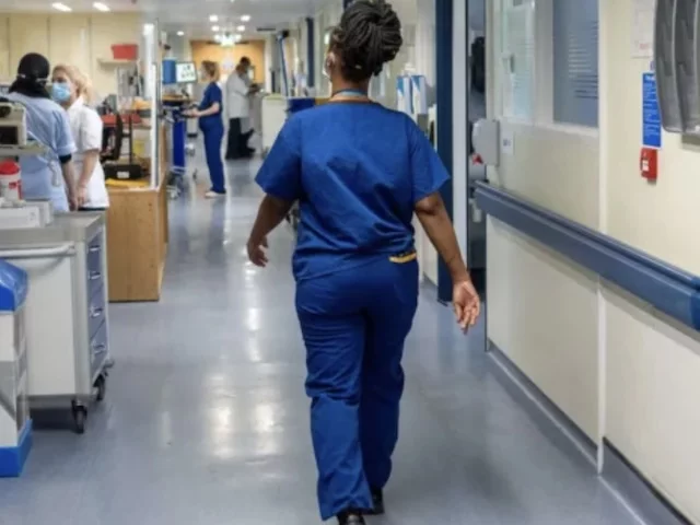 В половине больниц Британии врачами работают люди без медицинского образования